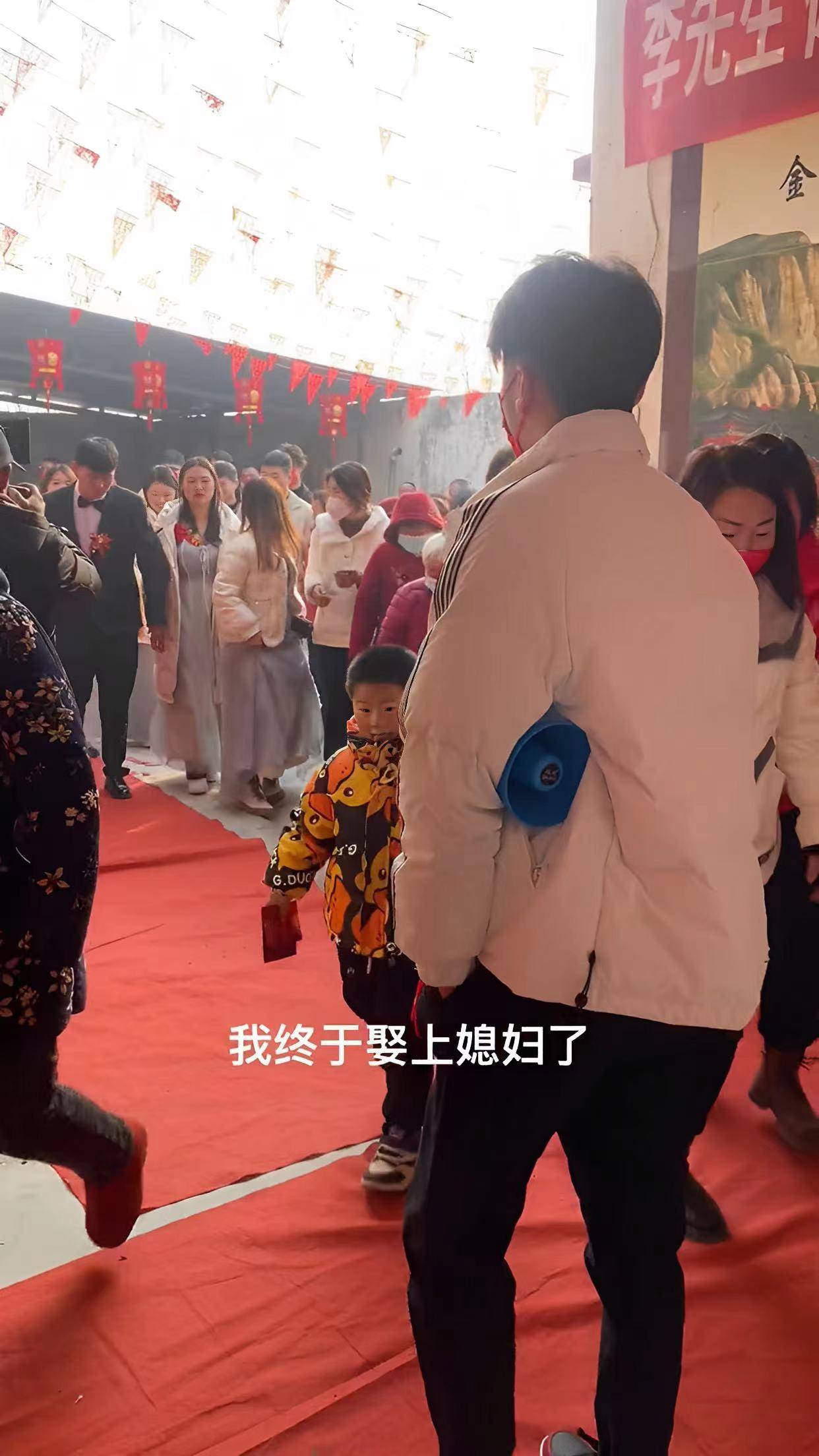 华为手机不能播放录音吗
:结婚现场，男子用大喇叭循环炫耀：俺媳妇是个大美女，引众人爆笑